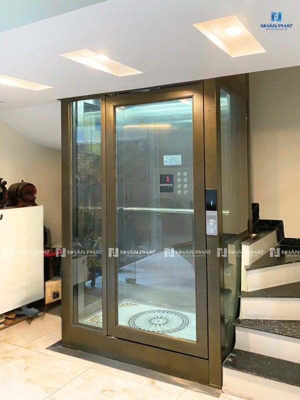 29 Thang máy ở giếng trời thang bộ