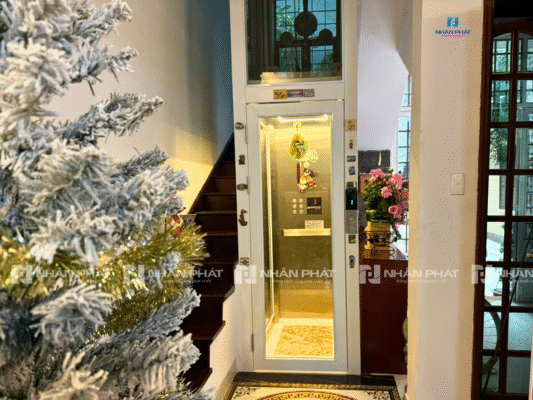 Thiet ke chua co ten 5 Trang trí thang máy gia đình đón giáng sinh