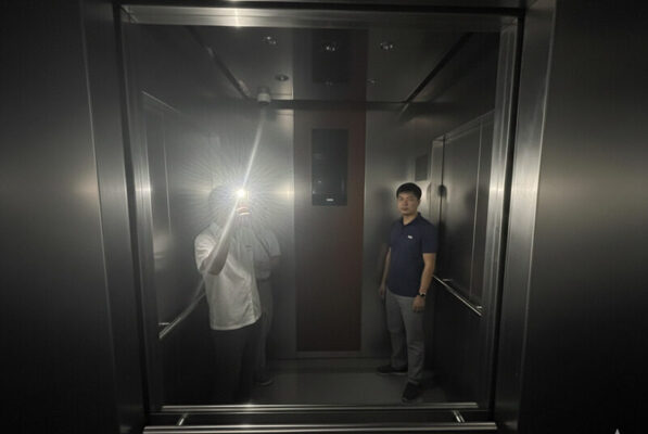 bat den dien thoai e1765945323183 Thang máy mất điện