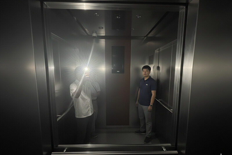 bat den dien thoai e1765945323183 thang máy nhân phát,thang máy mini